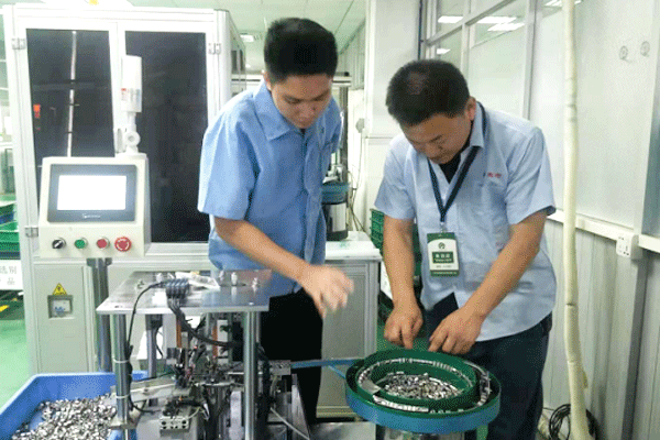 董總親自指導客戶使用